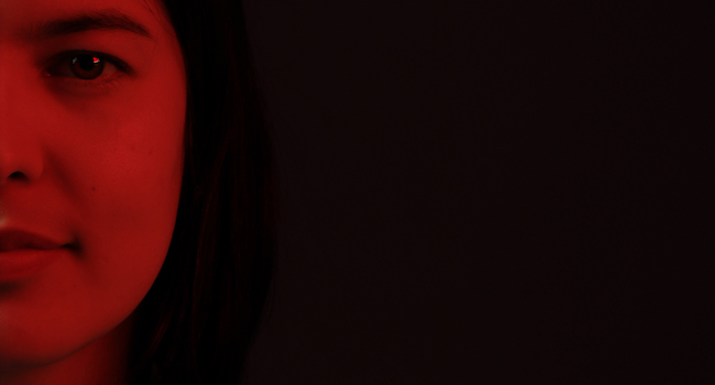 femme lumière rouge