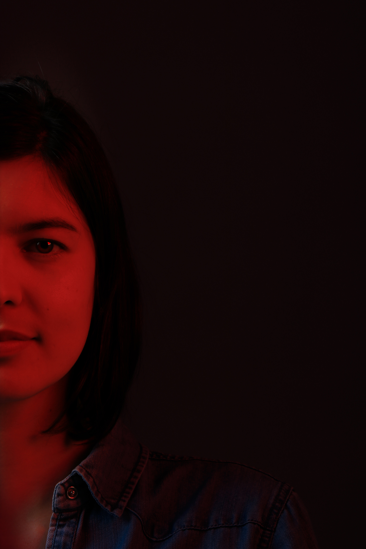 Femme avec lumières rouges