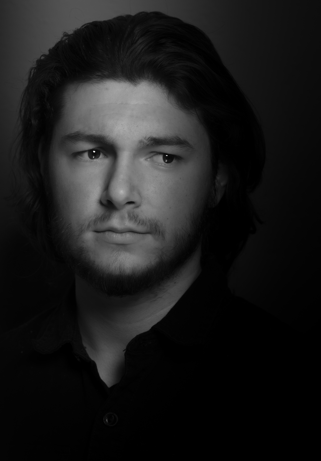 Homme se tenant droit